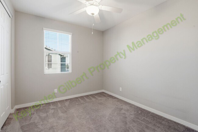 Building Photo - Charming 3-bed/3bath Gilbert Corner Lot Ho...