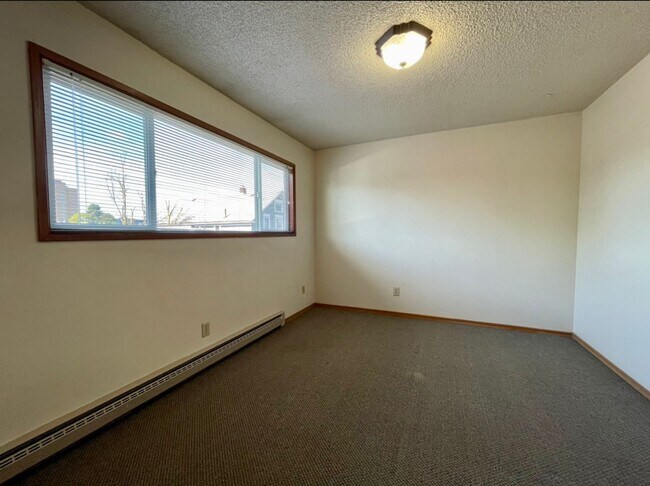 Building Photo - Irvington Top Floor 1 Bed~ Off Street Park...