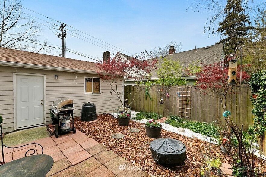 Building Photo - 704 NE 53rd St