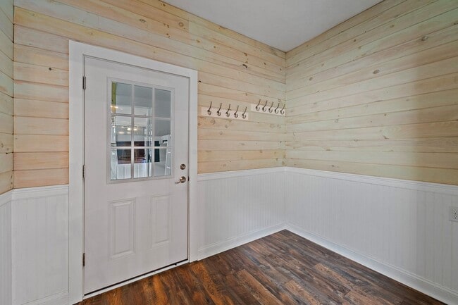 Building Photo - 652 Saddlebrook Dr