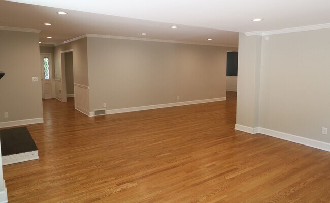 Building Photo - 2833 Wesleyan Ln