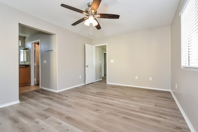 Building Photo - 10348 Faustine Ave