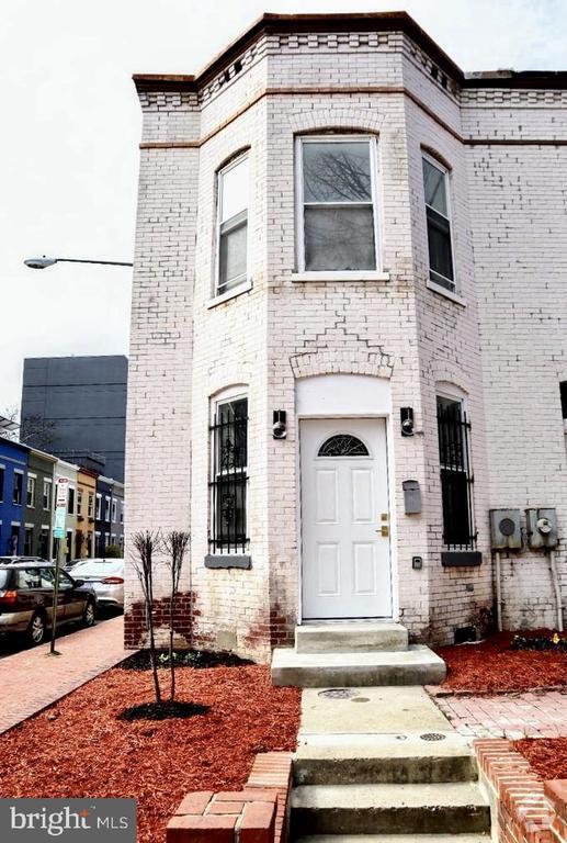 Building Photo - 916 3rd St NE