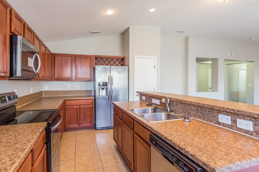Building Photo - 2285 Brian Lakes Dr E