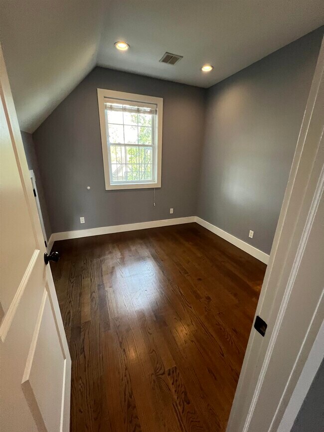 Building Photo - 44 Duer Pl