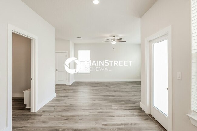 Building Photo - 3 Bedroom Pet-Friendly Home in Deland, FL with Main Street Renewal