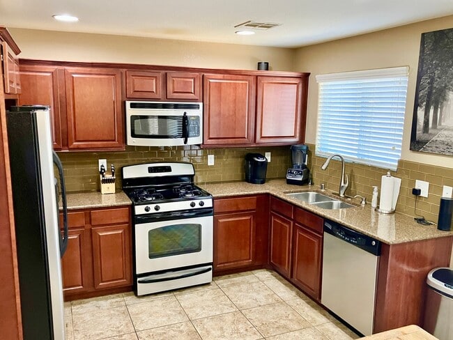 Building Photo - Welcome to your new home at Alington Bend ...