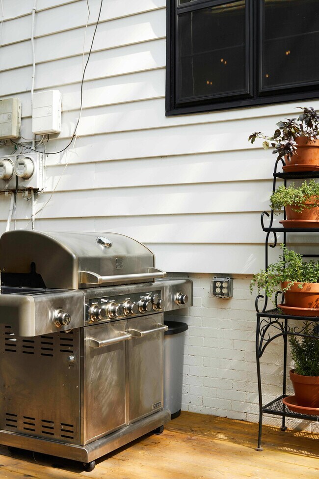 Building Photo - 3308 Cliff Rd