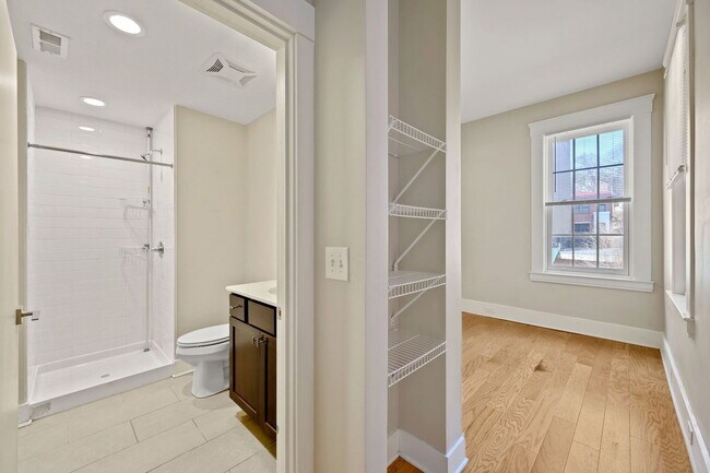 Building Photo - 516 E 13th St