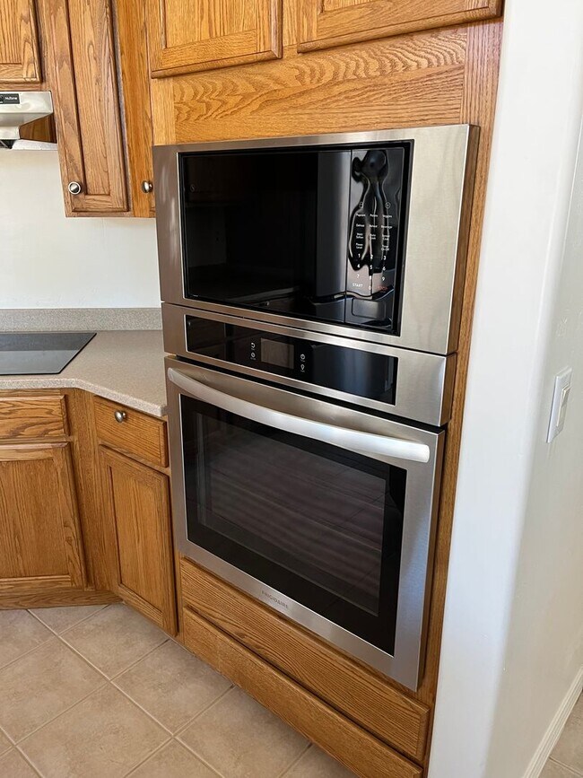 Building Photo - Elegant, spacious 3/2.5 home in gated LaPrivada