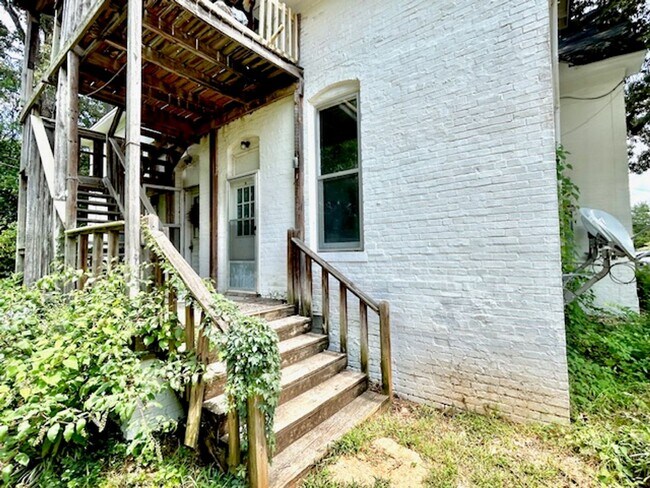 Building Photo - 615 Memorial Dr SW