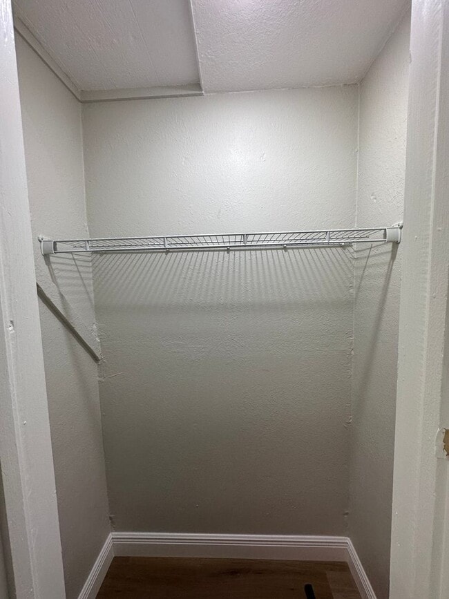 Building Photo - Beautiful 2 bedroom 1 bathroom newly remod...