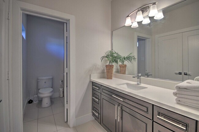 Building Photo - 2107 Stuart St