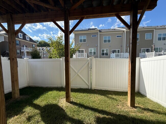 Building Photo - 4721 Six Forks Dr
