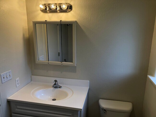 Building Photo - Updated 3 bedroom, 2 bathroom duplex in Sp...