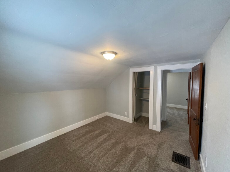 Building Photo - 104 Lynhurst Ave