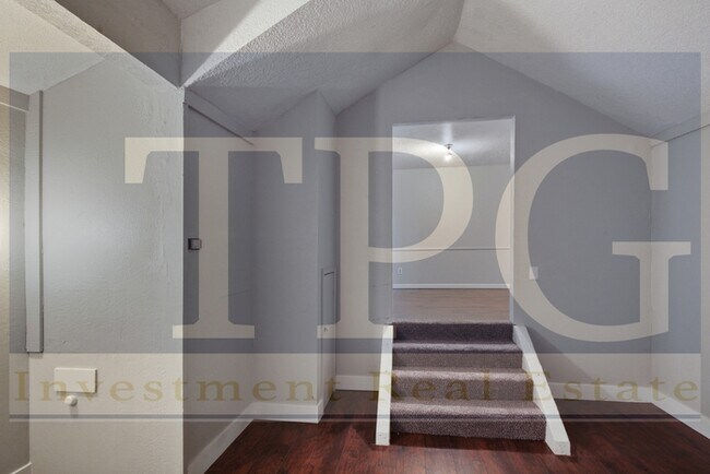 Building Photo - Newly Renovated, Pet Friendly Home in KCMO!