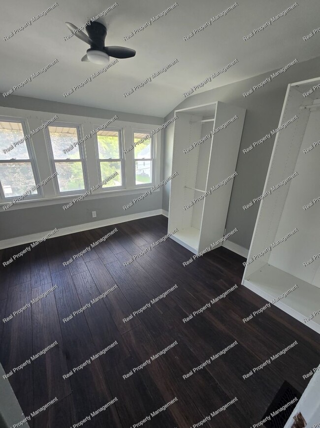 Building Photo - Charming Lowell Home