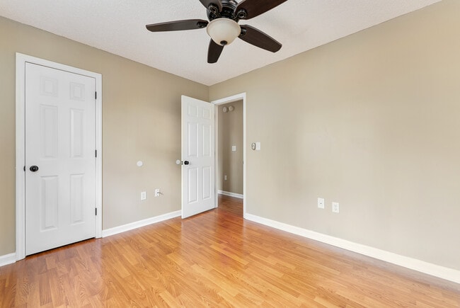 Building Photo - 127 Suffolk Dr