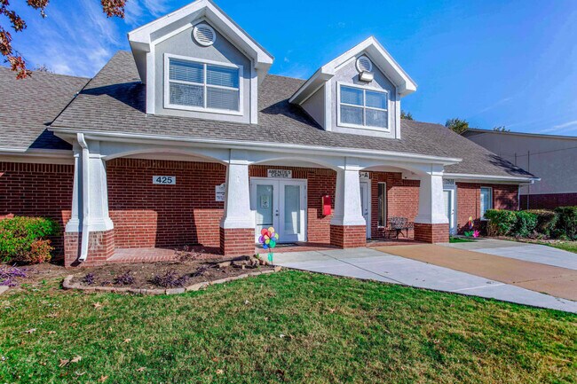 Building Photo - 501 Par Dr