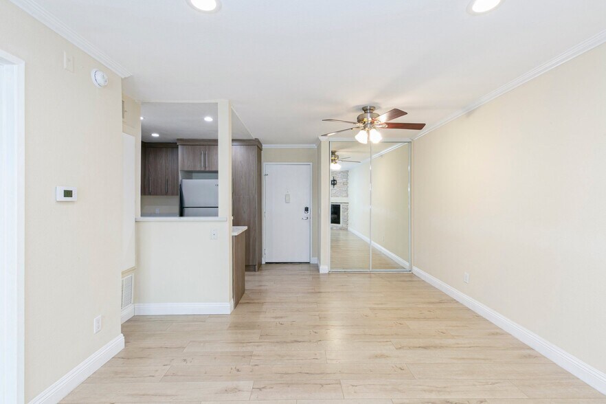 Building Photo - 5525 Canoga Ave