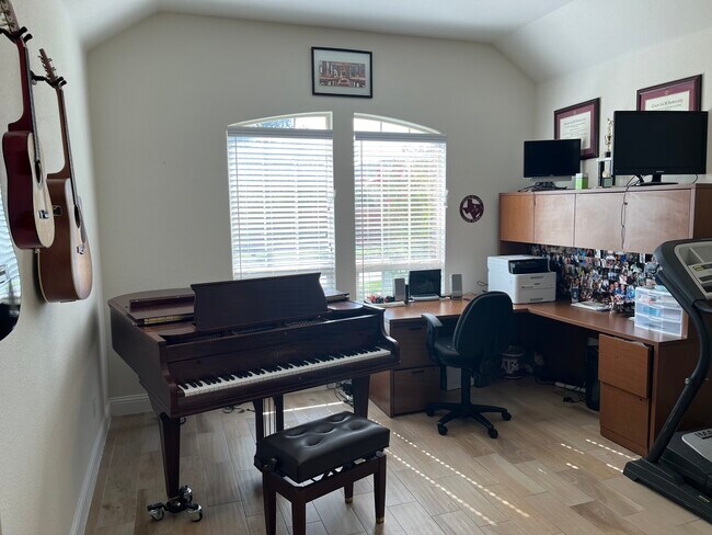 Bonus office - 136 Peace Pl