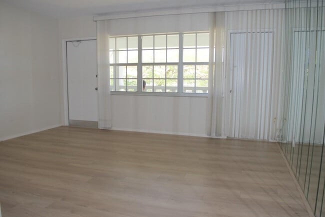 Building Photo - 5200 NE 24th Terrace