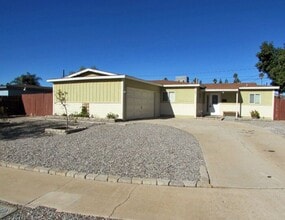 Building Photo - 4BR/2BA house with fenced backyard in South Redlands