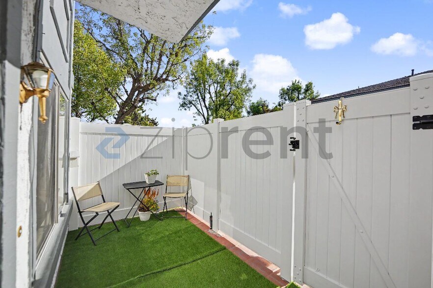 Building Photo - Unit 3