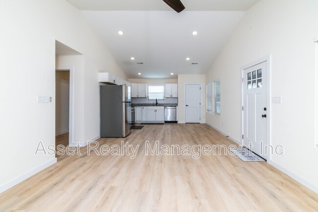 Building Photo - 205 Kingwood Rd