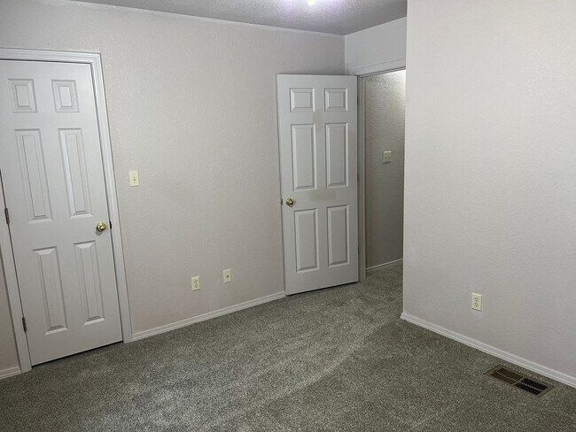 Building Photo - 610 N Detroit Ave