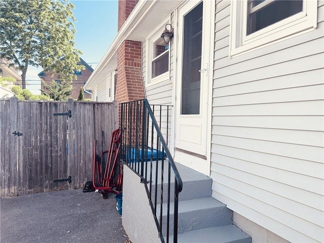 Building Photo - 25 1/2 Thurston Ave