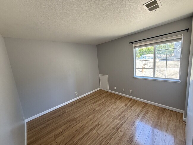 Building Photo - Beautiful 3 Bed/2.5 Bath Townhome