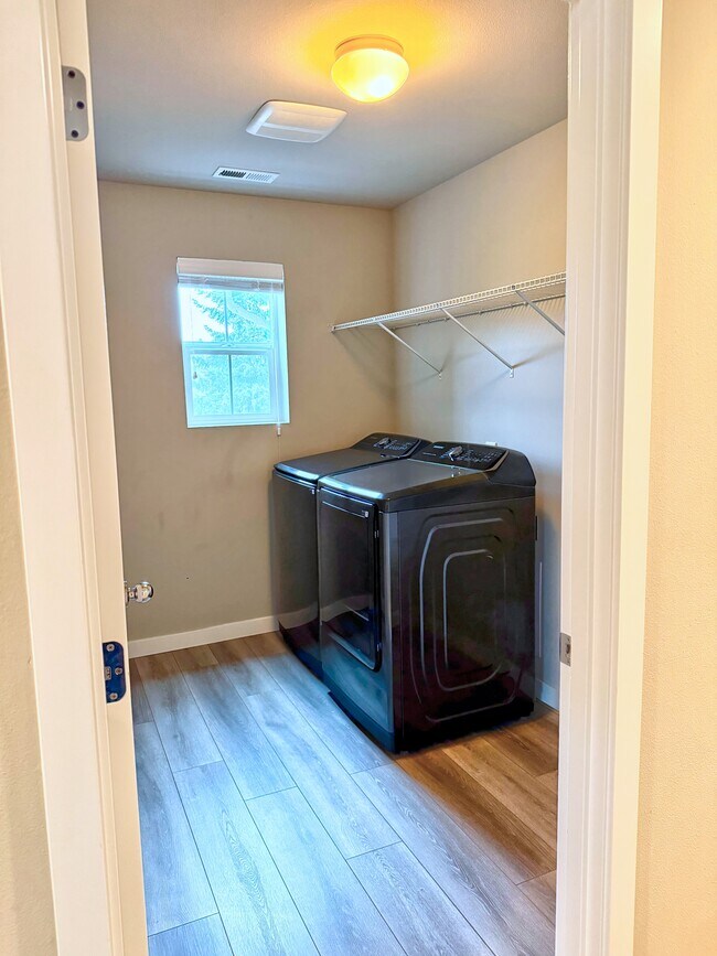 Building Photo - Seven Seven Oaks St SE