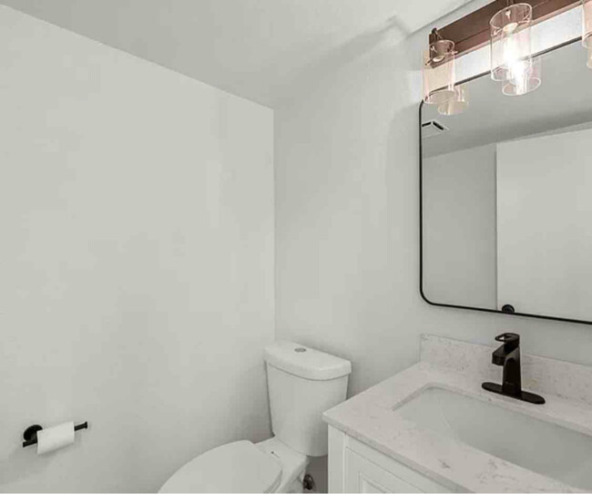 Building Photo - 220 Riverview Way