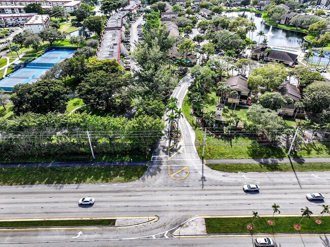 Building Photo - 450 Palm Cir W