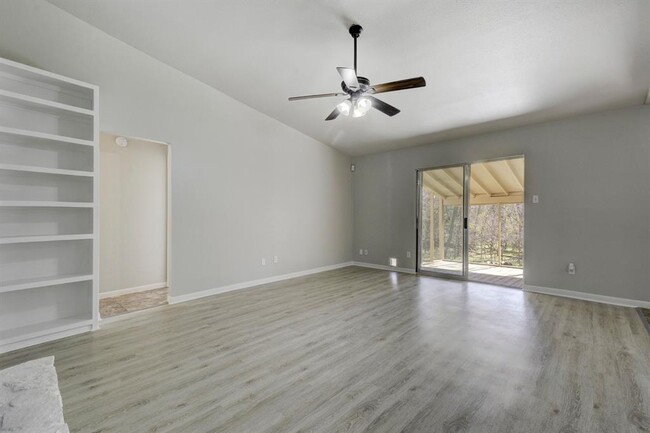 Building Photo - 3001 Leaf Ln