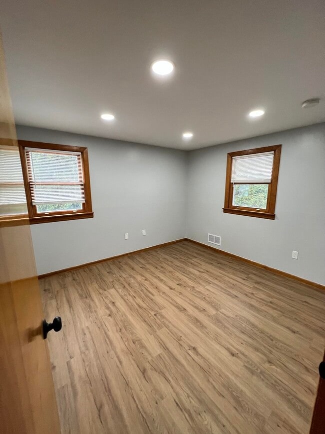 Building Photo - 18 Birk St