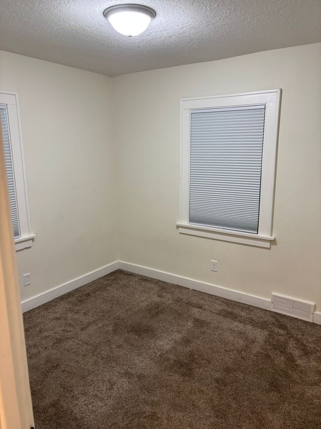 Building Photo - Cozy 3 Bed House in Waterloo, Iowa