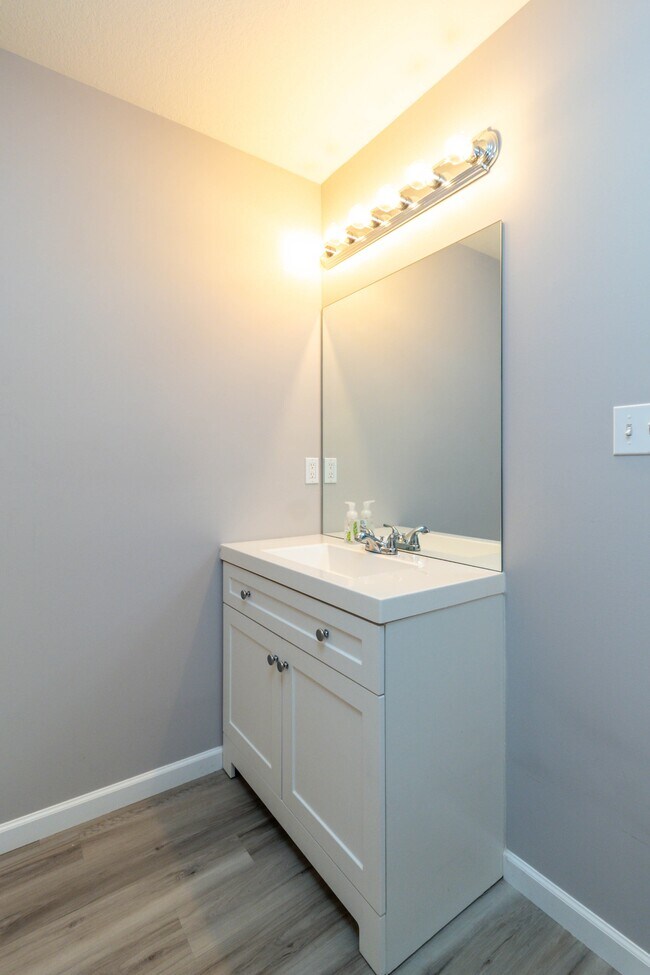 Building Photo - 524 Midlake Dr NE