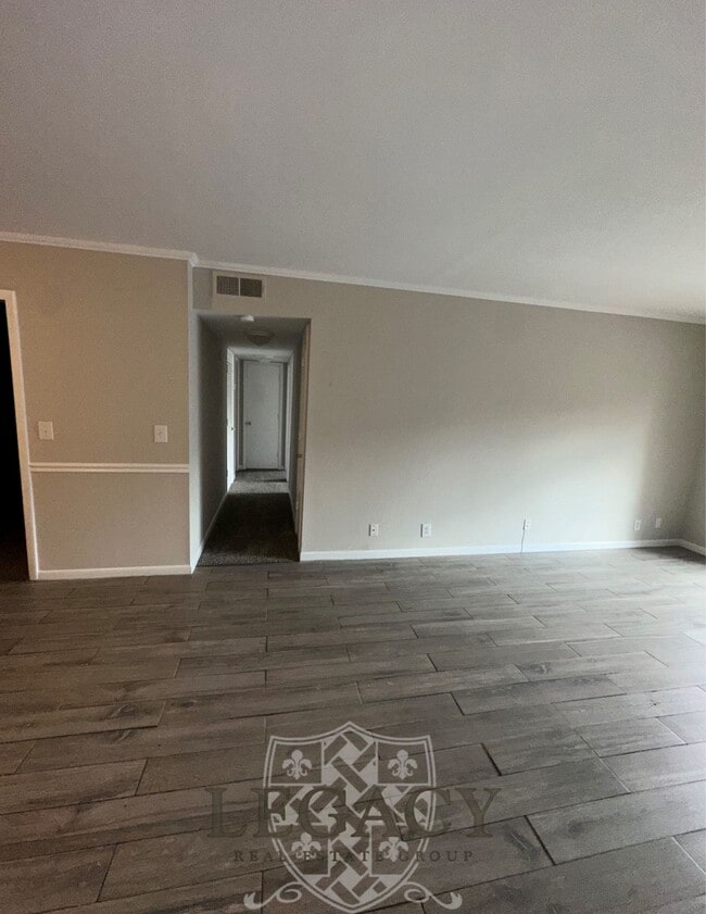 Building Photo - 370 Wallace Rd