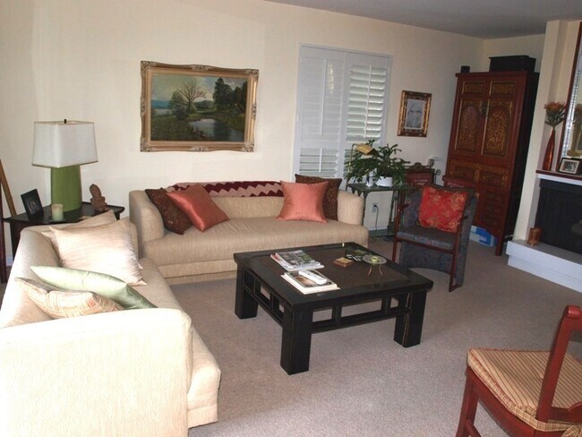 Building Photo - Newly Updated Condo with In-Unit Laundry and View