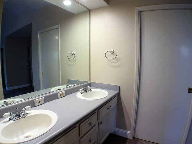 Building Photo - 3008 California Park Dr