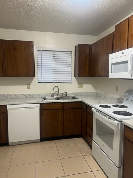 Building Photo - 629 Kingman Ave