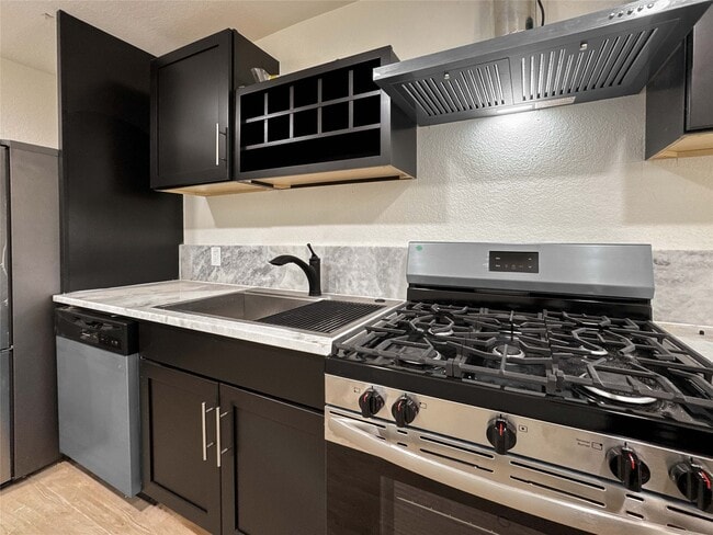 Building Photo - 206 E 33rd St