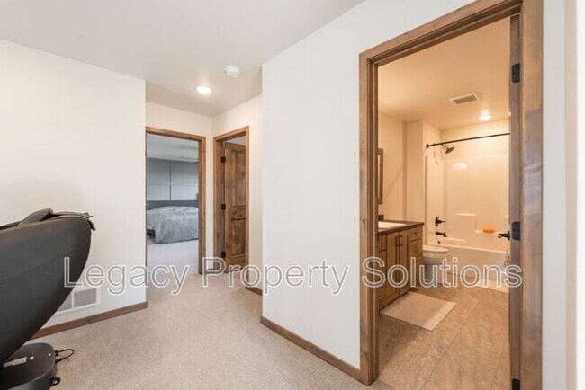 Building Photo - 527 Flint Dr