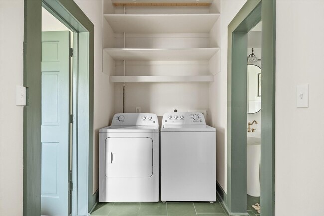 Building Photo - 806 E Main St