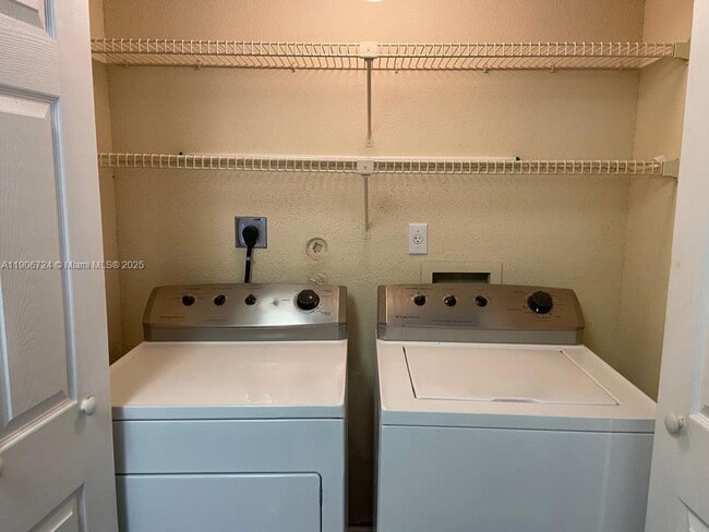 Building Photo - 977 Riverside Dr