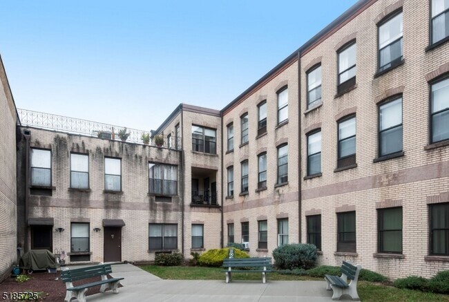Building Photo - 6 E Blackwell St