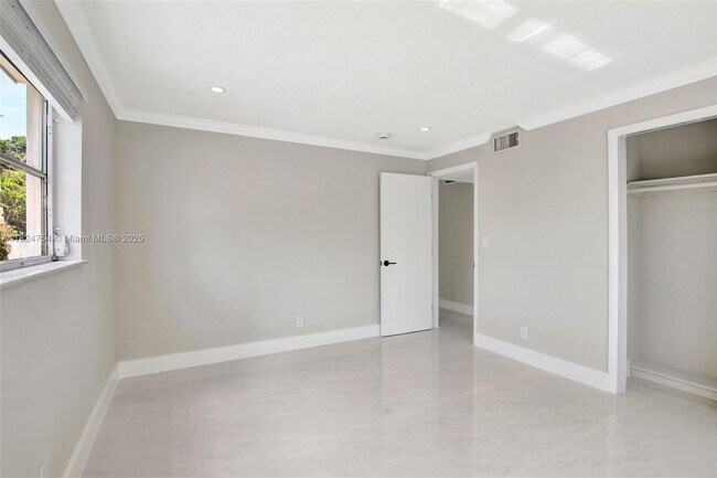 Building Photo - 5450 Hollywood Blvd